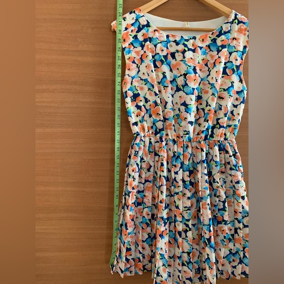 Floral dress, beautiful hues of blue and peach. Cinched at waist. Medium/large. - Picture 6 of 8